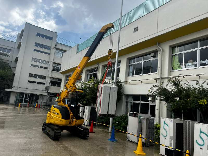 某学校　空調室外機　揚重据付作業