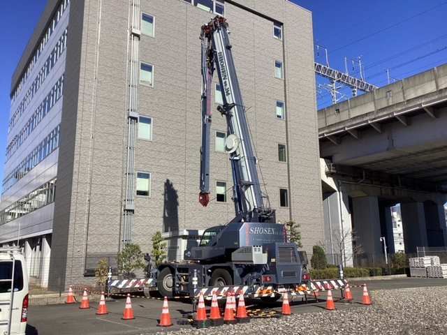 ビル　大型機器　ラフタークレーン揚重工事